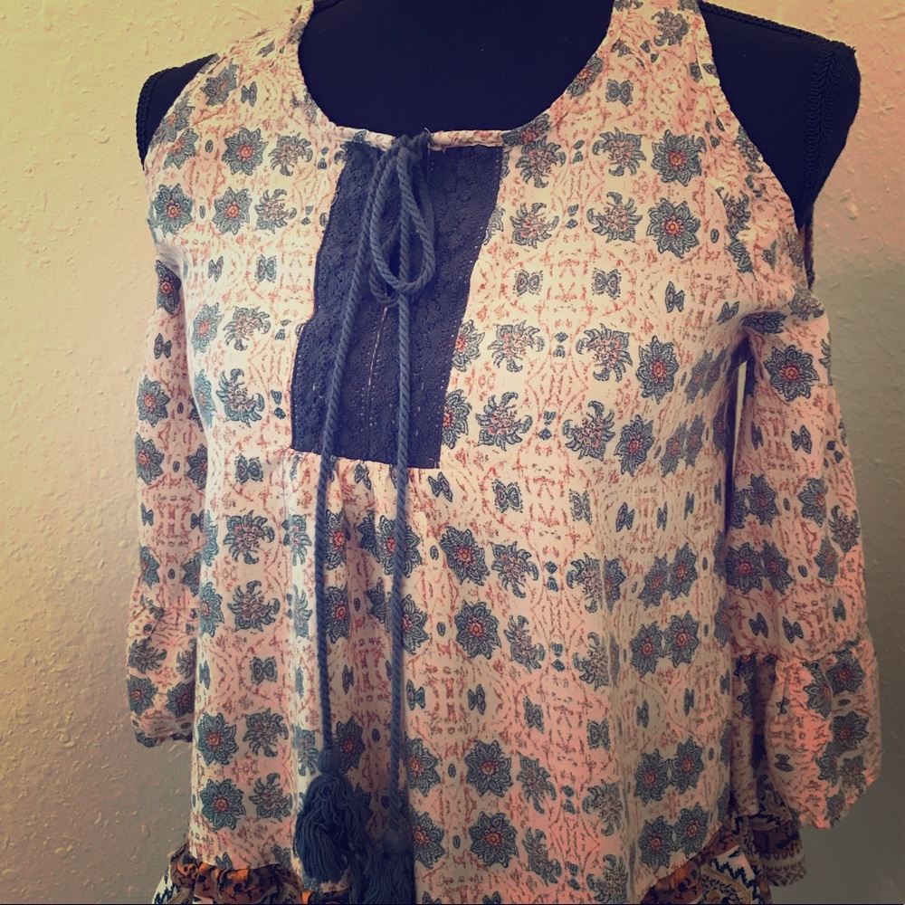 🌸Entro🌸 NWOT Boho cold shoulder top
